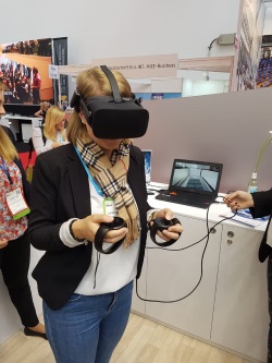 Lena erkundet das CCH via VR Brille