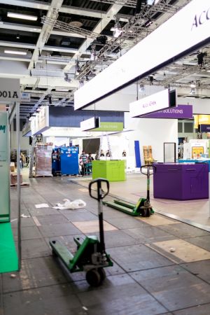 Aufbau einer Industrie-Ausstellung Aufbau einer Industrie-Ausstellung