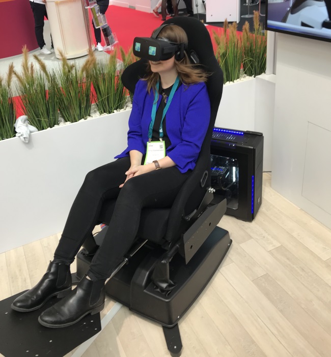 Interplan Azubi mit VR Brille virtuell durch das neue CHH