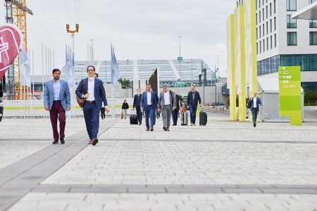 Menschen kommen wieder live ins Kongresszentrum